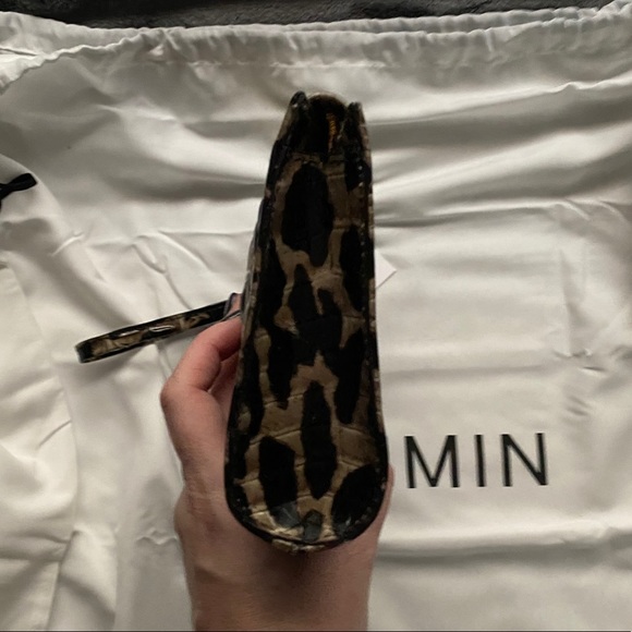 NWT Brahmin Snow Leopard Daisy Wristlet/Cosmetic - Picture 4 of 6